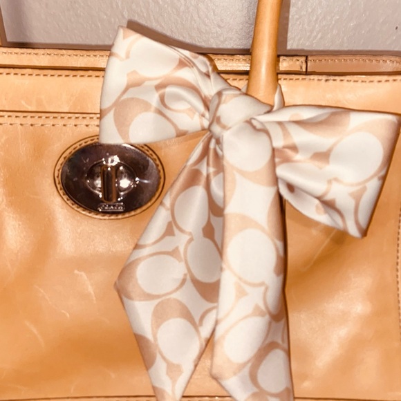 Elegant Tan Handbag with Bow Accent - Picture 3 of 8